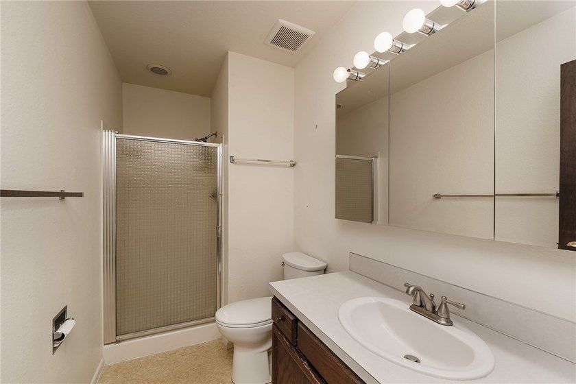 Rare Westend duplex in a quiet residential neighborhood now - photo 8