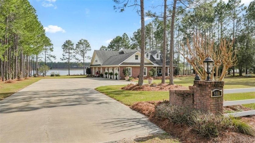 Thoughtfully designed and beautifully detailed, this spacious - photo 8
