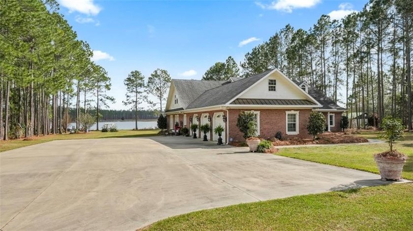 Thoughtfully designed and beautifully detailed, this spacious - photo 9