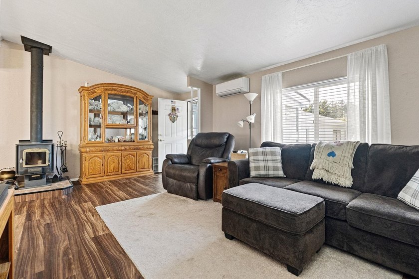 This well-maintained 3 bedroom, 2 bathroom home offers 1,296 - photo 10