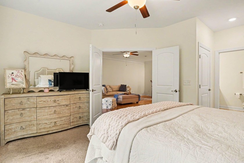 Welcome to this beautifully maintained second-floor - photo 12
