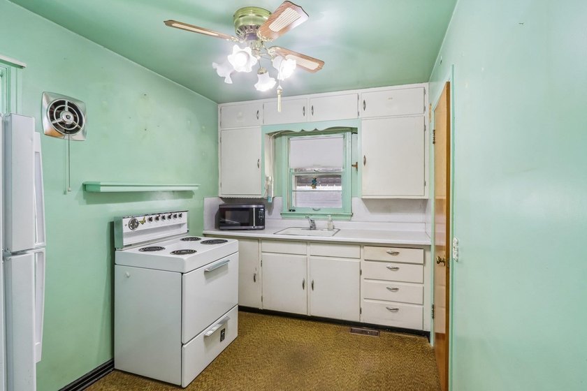 Welcome Home! A great move-in-ready starter home or investment - photo 12