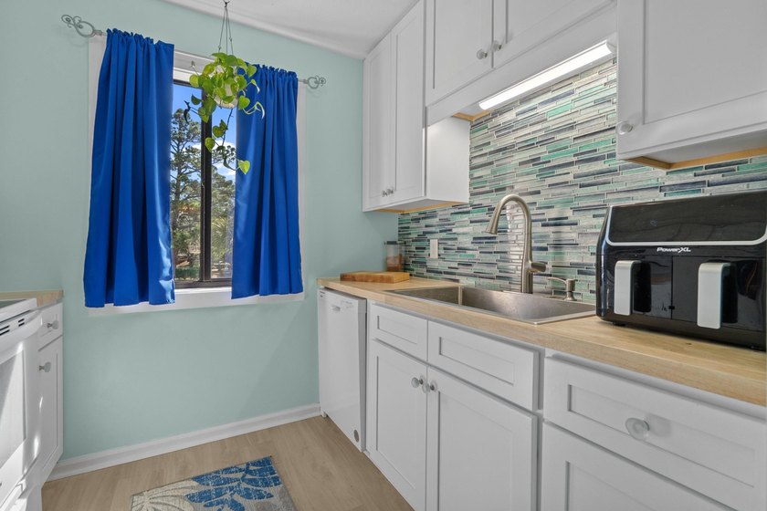 Welcome to this beautifully updated 2-bed/1-bath condo in - photo 13
