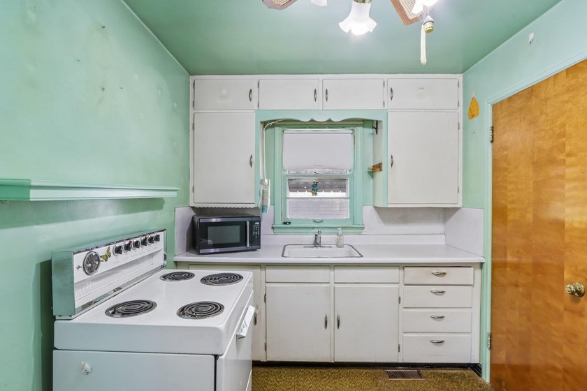 Welcome Home! A great move-in-ready starter home or investment - photo 13
