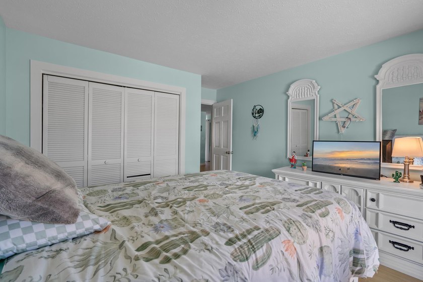 Welcome to this beautifully updated 2-bed/1-bath condo in - photo 17