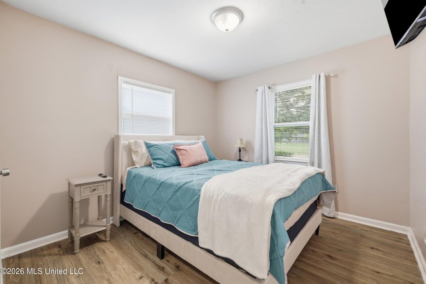 Welcome home to this beautifully updated 4-bedroom, 2-bath home - photo 20