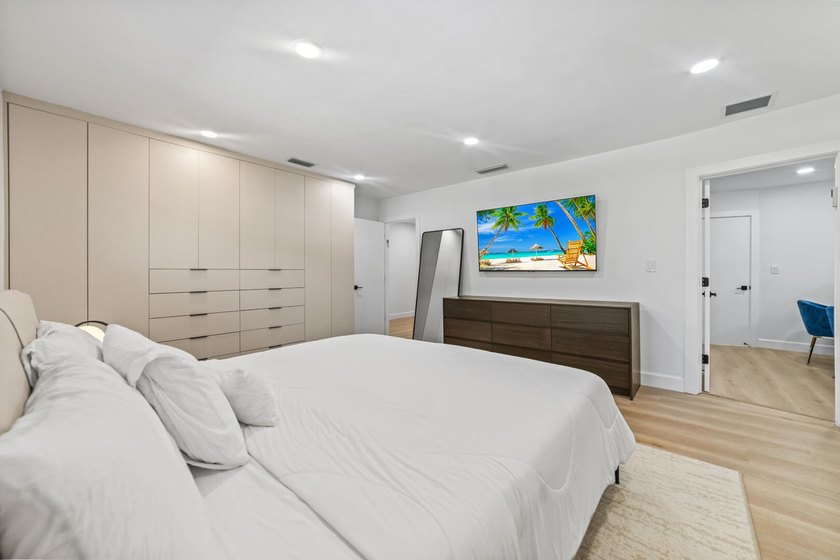 County Squire Estates Custom Gem, Fully Renovated and Move-In - photo 28