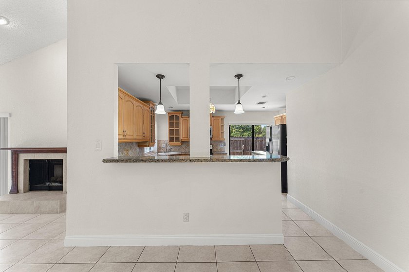 Welcome to this charming 3-bedroom, 2-bathroom villa located in - photo 11