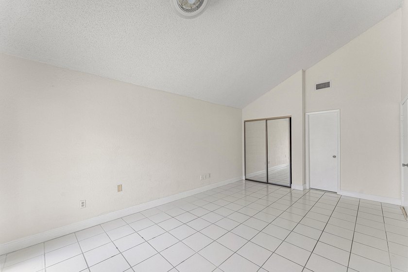 Welcome to this charming 3-bedroom, 2-bathroom villa located in - photo 15