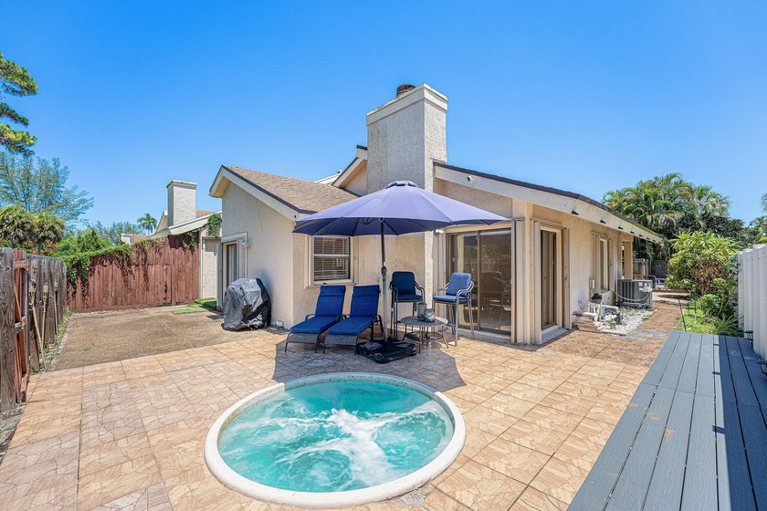 Welcome to this charming 3-bedroom, 2-bathroom villa located in - photo 25
