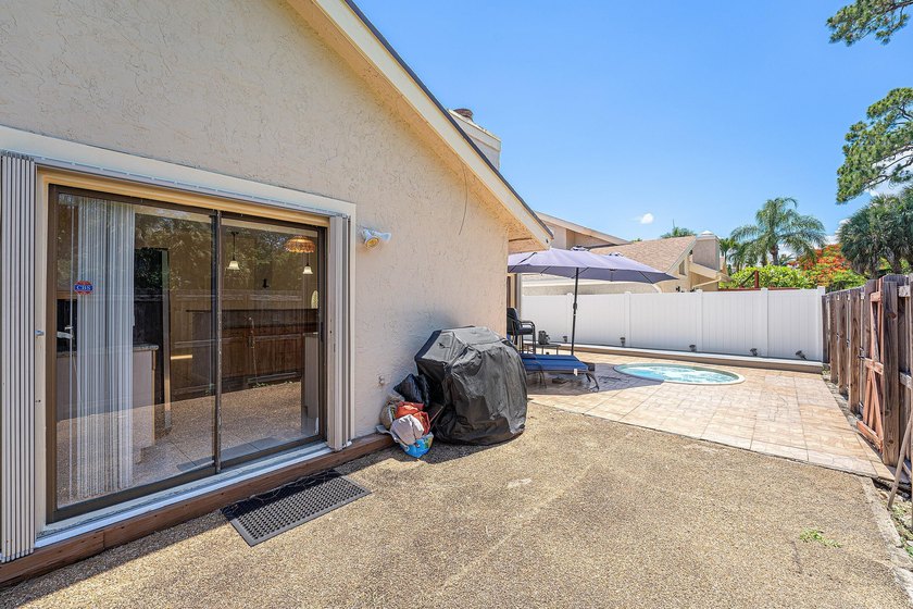 Welcome to this charming 3-bedroom, 2-bathroom villa located in - photo 28