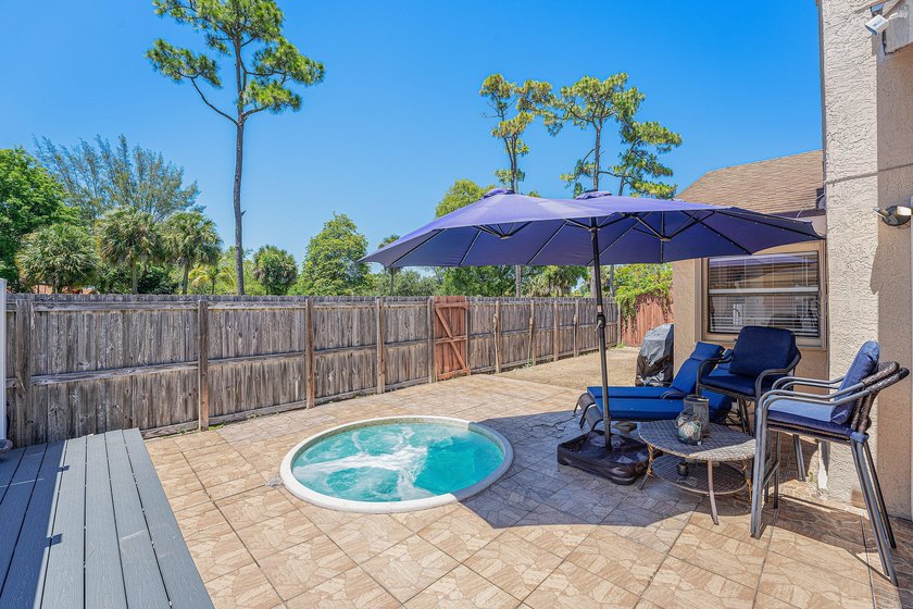 Welcome to this charming 3-bedroom, 2-bathroom villa located in - photo 30