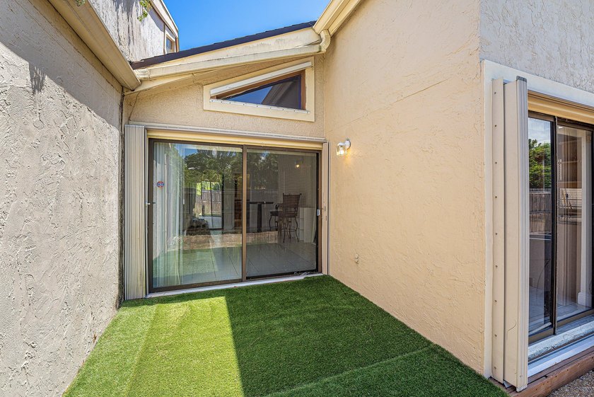 Welcome to this charming 3-bedroom, 2-bathroom villa located in - photo 33
