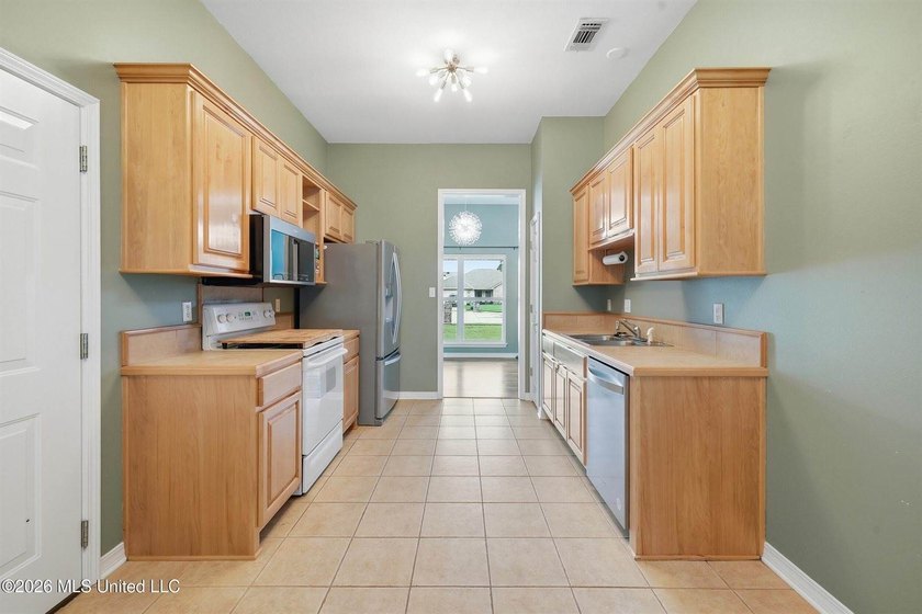 Welcome home to this well maintained 3-bedroom, 2-bathroom home - photo 16