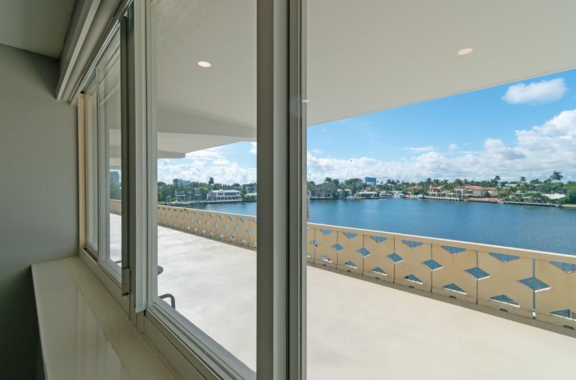 Owner offers a very competitive price. Outstanding 2/2 unit with - photo 16
