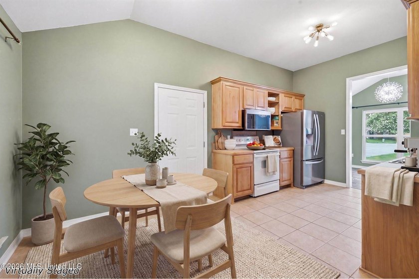 Welcome home to this well maintained 3-bedroom, 2-bathroom home - photo 19