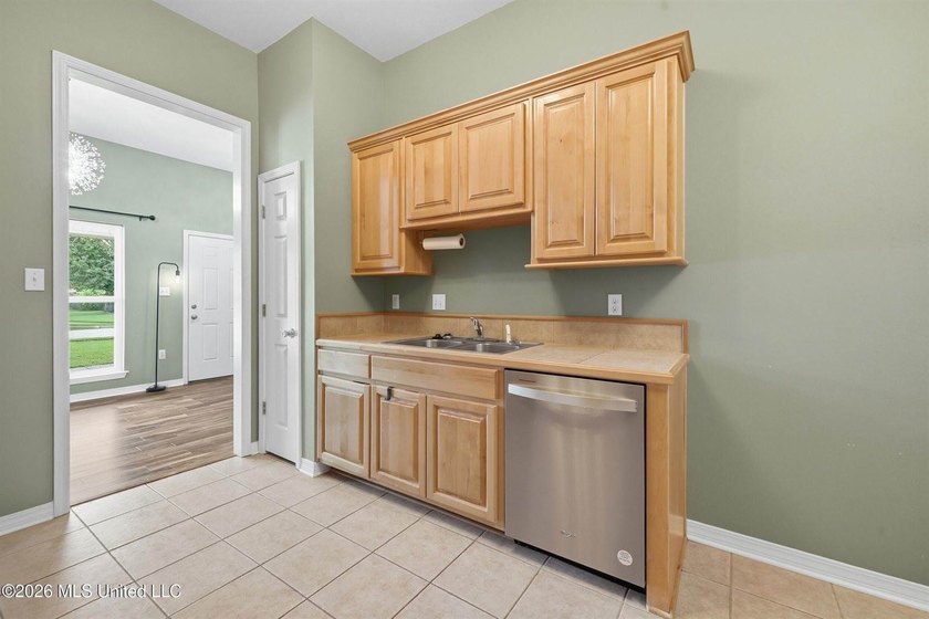 Welcome home to this well maintained 3-bedroom, 2-bathroom home - photo 20