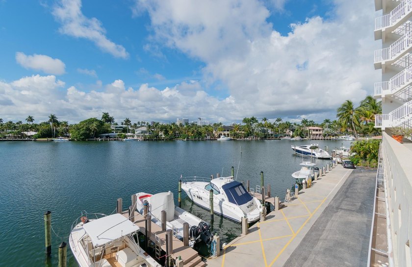 Owner offers a very competitive price. Outstanding 2/2 unit with - photo 30