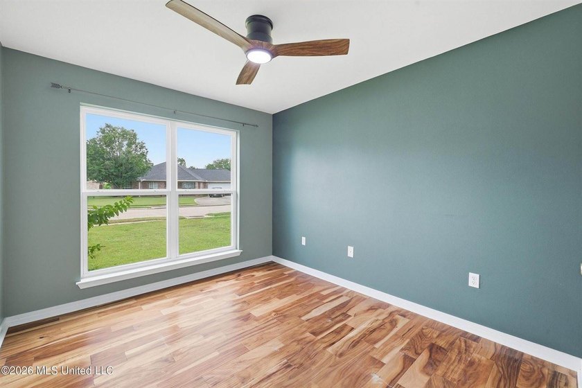Welcome home to this well maintained 3-bedroom, 2-bathroom home - photo 31