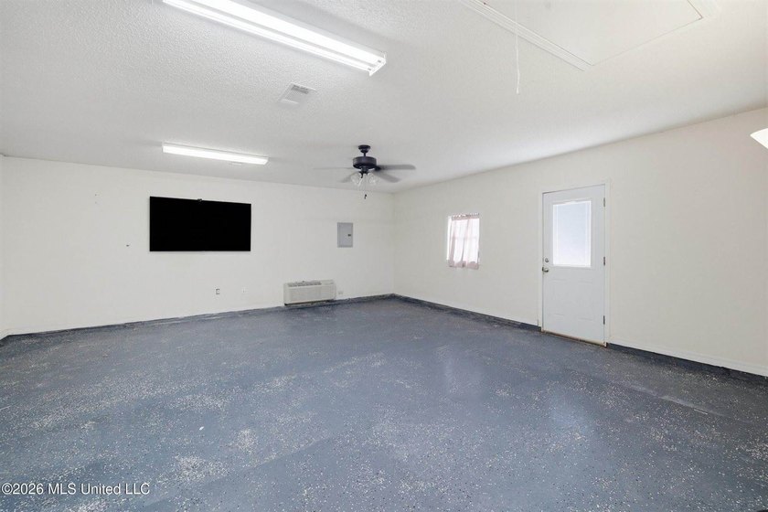 Welcome home to this well maintained 3-bedroom, 2-bathroom home - photo 35