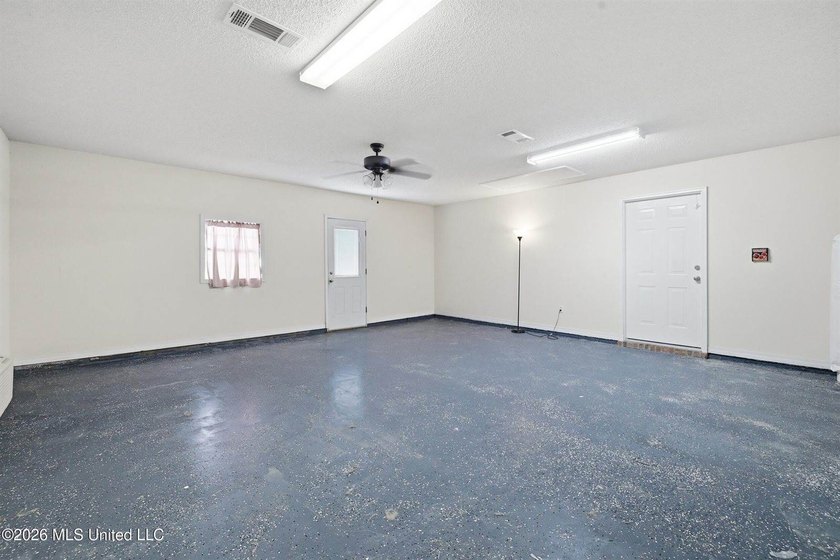 Welcome home to this well maintained 3-bedroom, 2-bathroom home - photo 38
