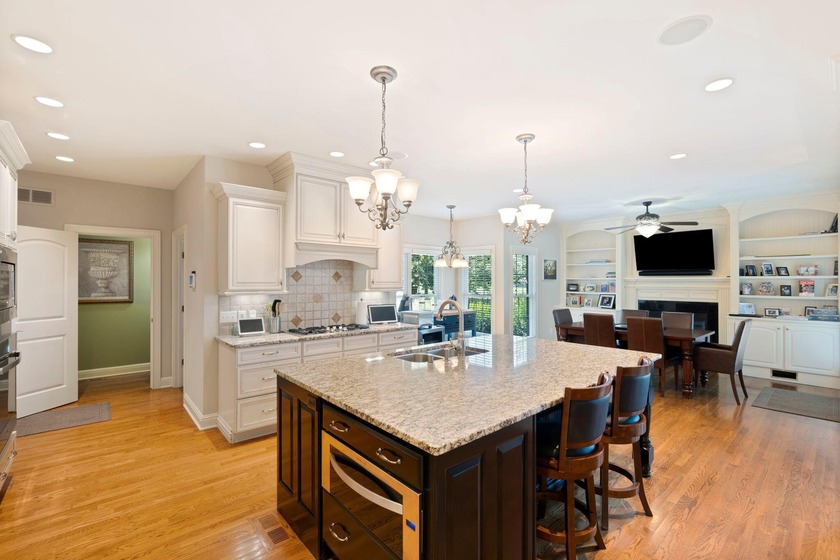 Welcome to this stunning 5-bedroom, 4.5-bathroom home located in - photo 18