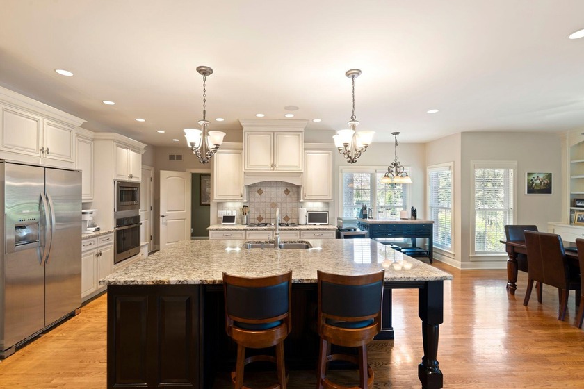 Welcome to this stunning 5-bedroom, 4.5-bathroom home located in - photo 19