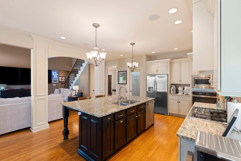 Welcome to this stunning 5-bedroom, 4.5-bathroom home located in - photo 22