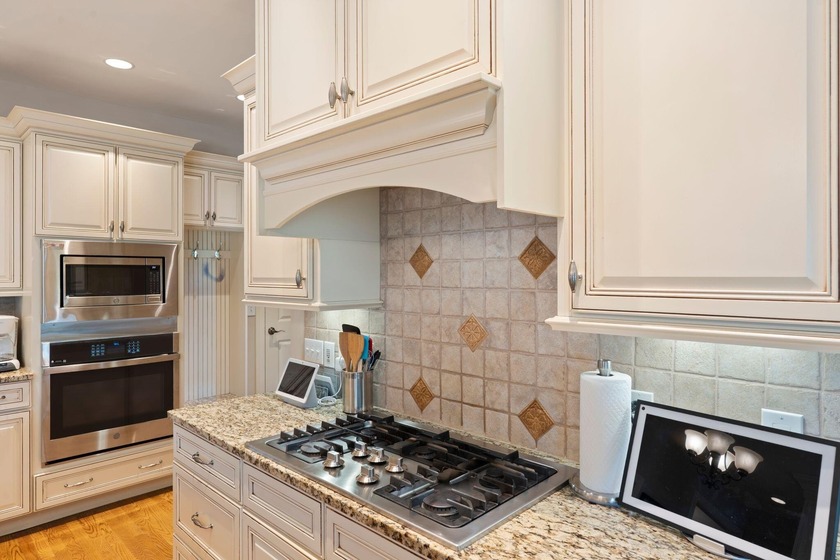 Welcome to this stunning 5-bedroom, 4.5-bathroom home located in - photo 26