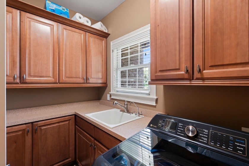 Welcome to this stunning 5-bedroom, 4.5-bathroom home located in - photo 31
