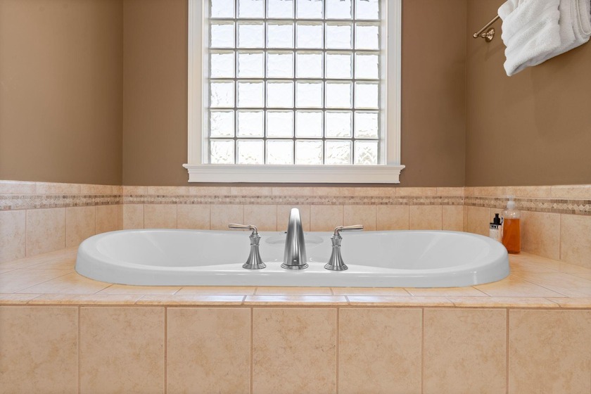 Welcome to this stunning 5-bedroom, 4.5-bathroom home located in - photo 38