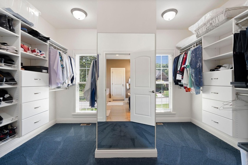 Welcome to this stunning 5-bedroom, 4.5-bathroom home located in - photo 40