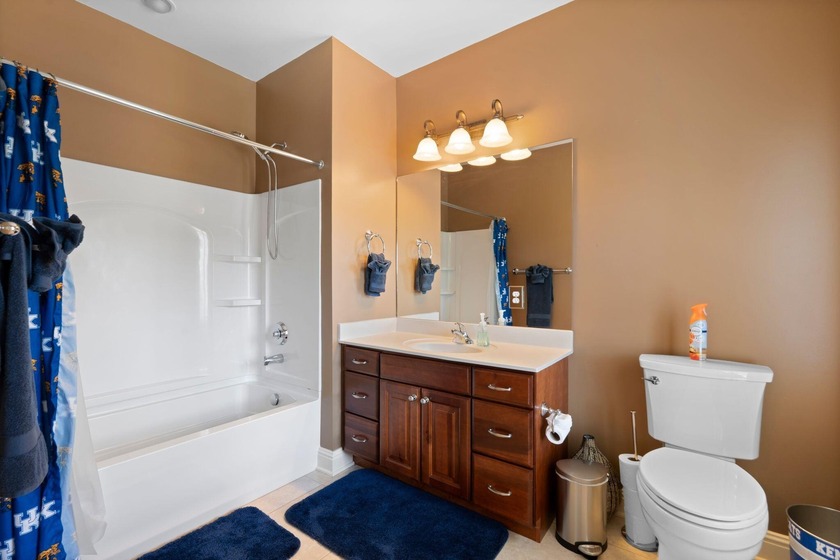 Welcome to this stunning 5-bedroom, 4.5-bathroom home located in - photo 46
