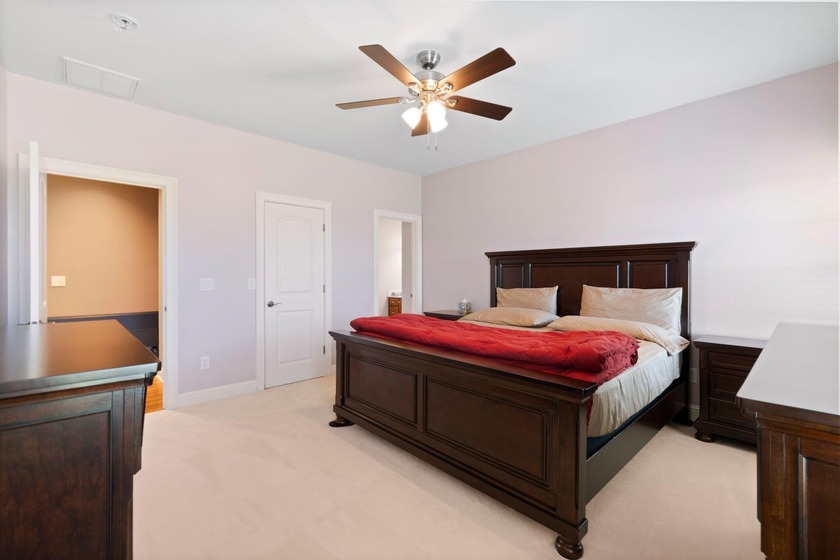 Welcome to this stunning 5-bedroom, 4.5-bathroom home located in - photo 49