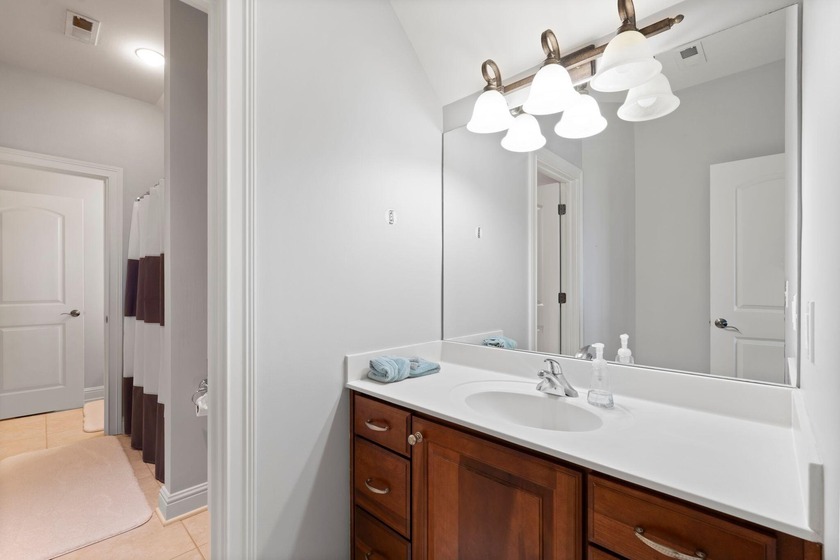 Welcome to this stunning 5-bedroom, 4.5-bathroom home located in - photo 50