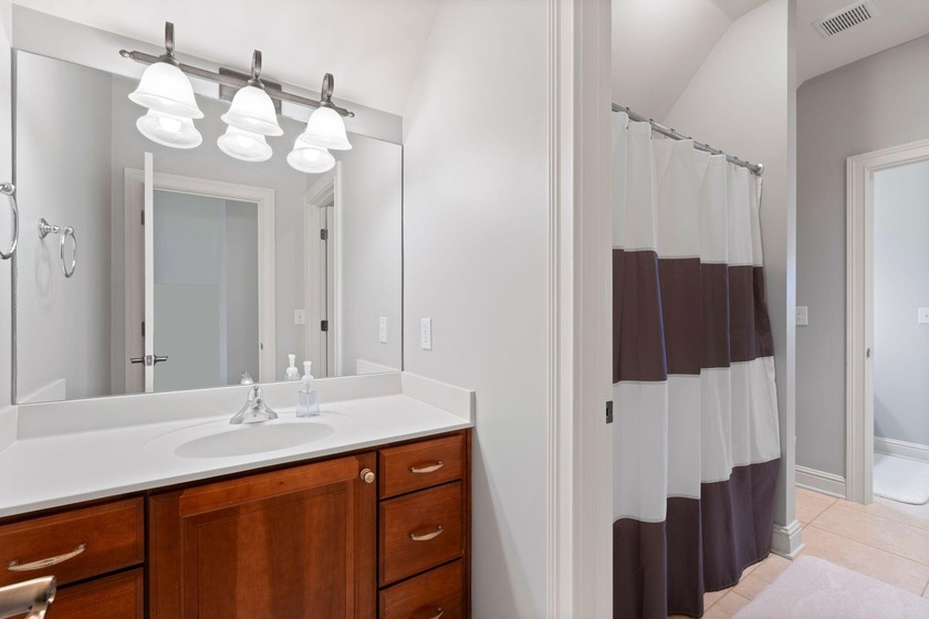 Welcome to this stunning 5-bedroom, 4.5-bathroom home located in - photo 51