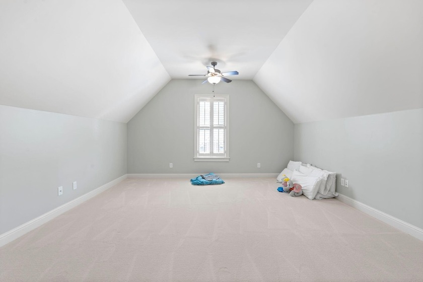 Welcome to this stunning 5-bedroom, 4.5-bathroom home located in - photo 52