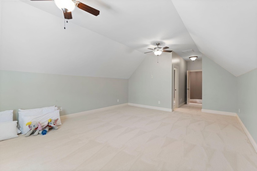 Welcome to this stunning 5-bedroom, 4.5-bathroom home located in - photo 53