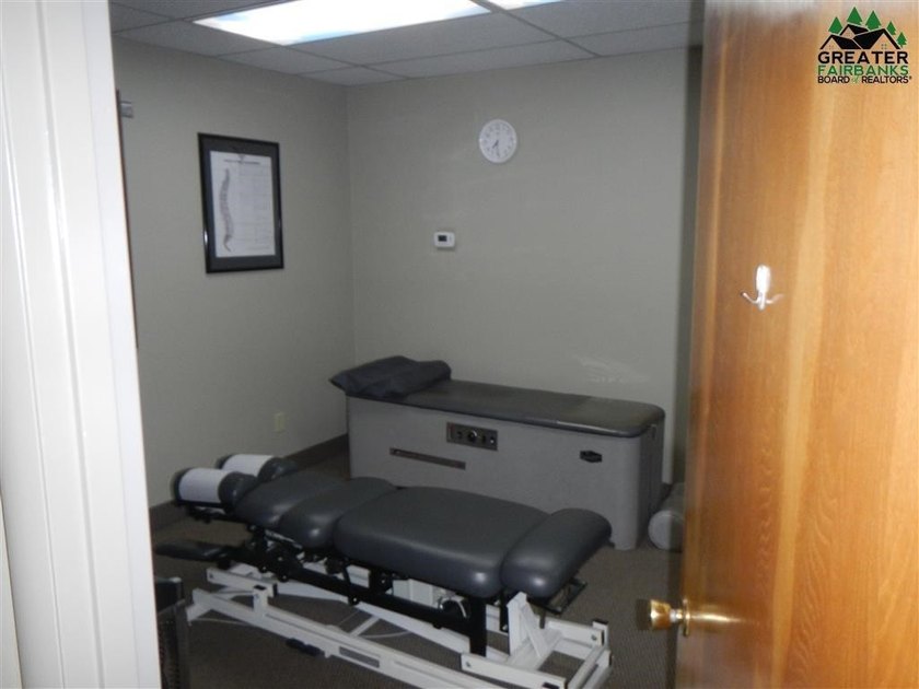 4 unit office in the heart of Fairbanks on heavily trafficked - photo 6