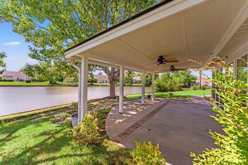 Welcome to this beautiful 4-bedroom, 2.5-bath waterfront home - photo 28