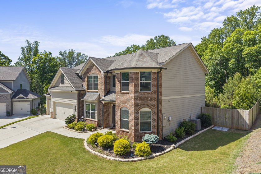 Beautifully maintained and showing like new, this 5 bedroom, 3 - photo 2