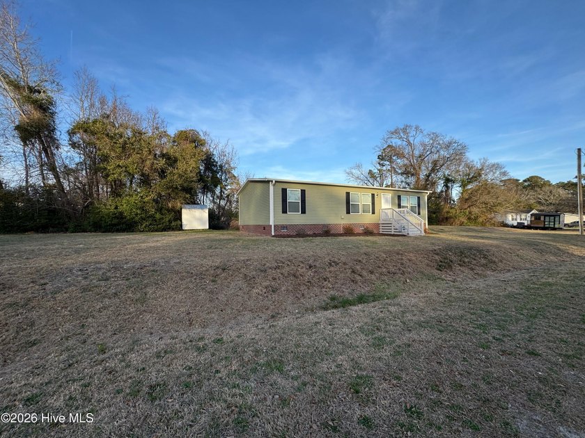 This stunning 3-bedroom, 2-full-bathroom manufactured home - photo 3