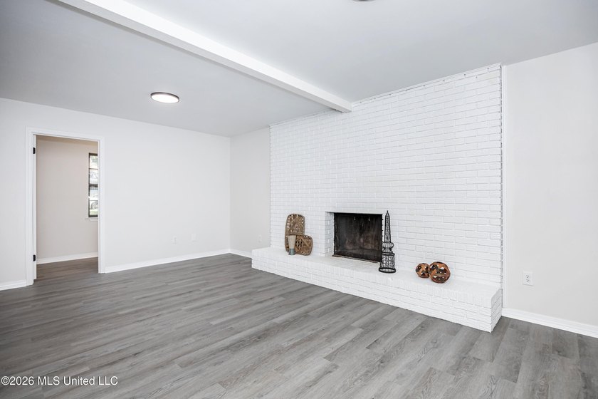 Stunning newly renovated white brick home in DOWNTOWN GOLF CART - photo 38