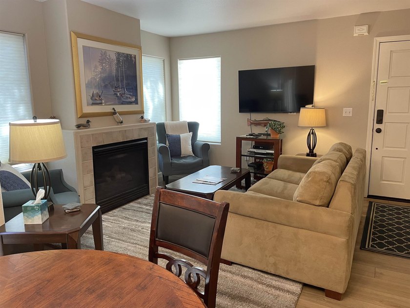 Beautiful lakefront community located on the North Shore of - photo 2