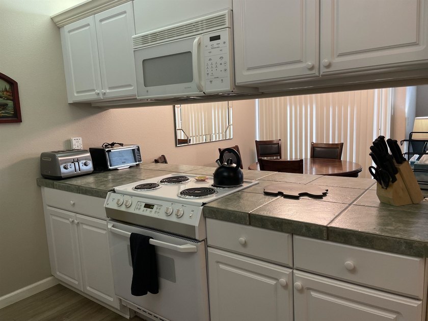 Beautiful lakefront community located on the North Shore of - photo 4