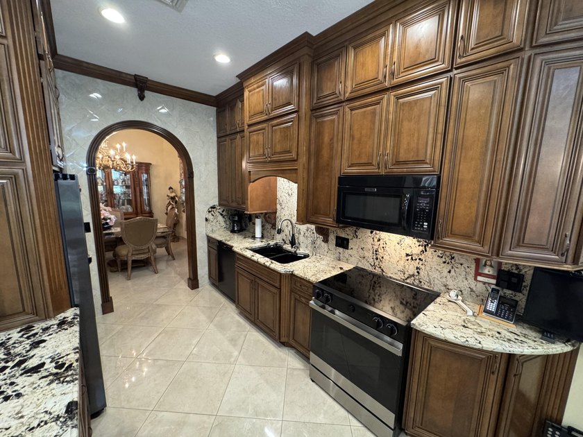 Welcome Home to Luxury and Comfort! Step into this stunning - photo 12