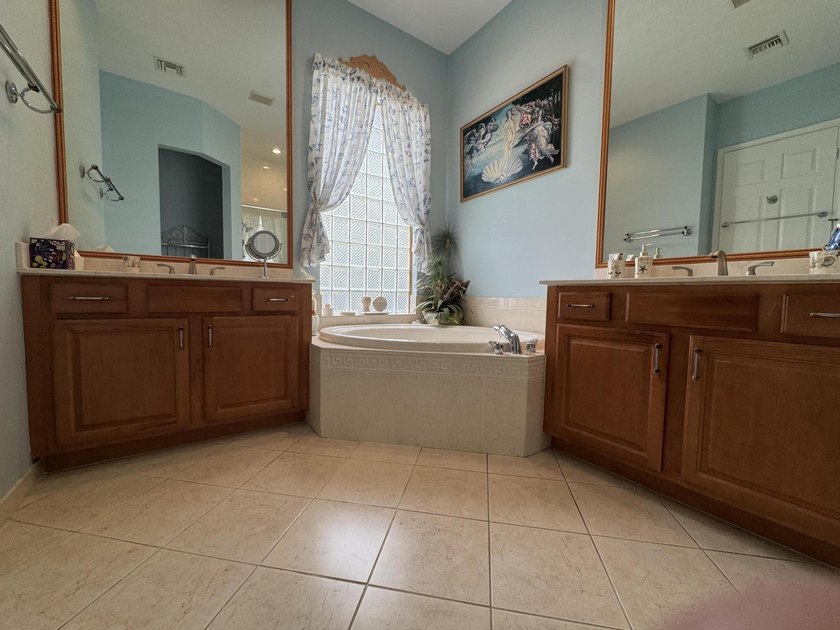 Welcome Home to Luxury and Comfort! Step into this stunning - photo 28