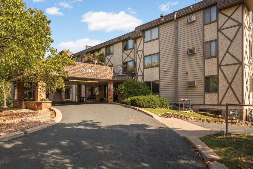Maintenance-free lake living at its best! This spacious 2BR/2BA - photo 2