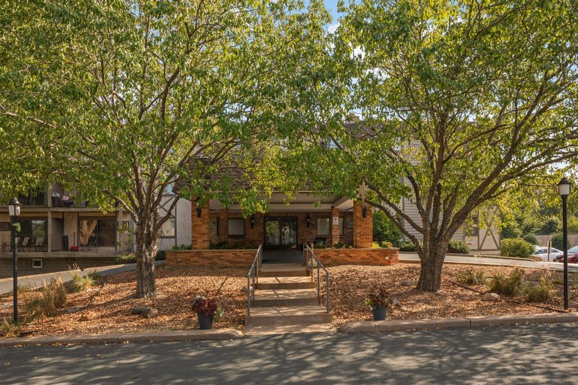 Maintenance-free lake living at its best! This spacious 2BR/2BA - photo 4