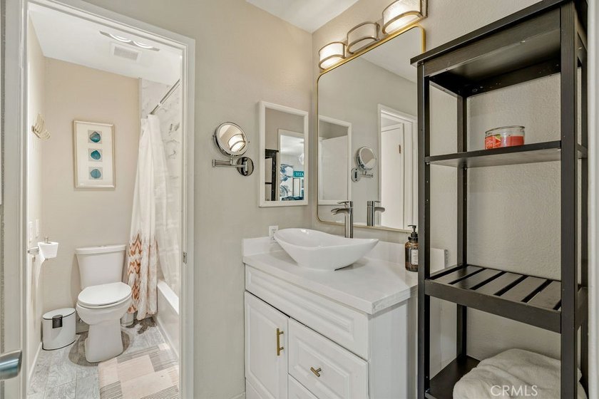 Welcome to this beautifully refreshed 1-bedroom, 1-bath - photo 14